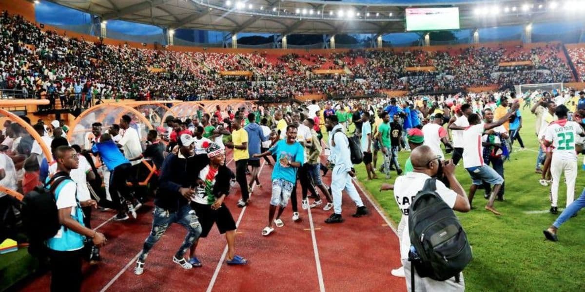 Éliminatoires CAN 2025 : les burkinabè envahissent la pelouse après le succès des étalons