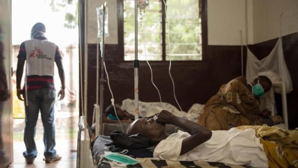 Centrafrique : l’hôpital communautaire de Bangui opère avec des lampes de téléphones face aux délestages