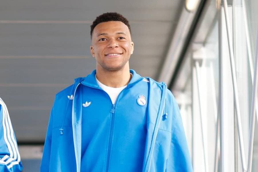 Le footballeur Kylian Mbappé transforme une école à Douala