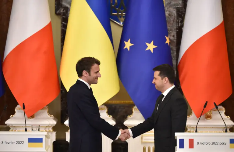 Le prÃ©sident franÃ§ais Emmanuel Macron et son homologue ukrainien Volodymyr Zelensky