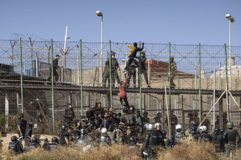 vendredi-24-juin-des-migrants-se-sont-diriges-vers-les-frontieres-grillagees-a-melilla-enclave-espagnole-au-maroc-photo-sipa-ap-javier-bernardo-