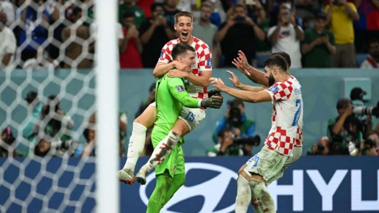 Dominik LivakoviÄ‡ et les joueurs de la Croatie cÃ©lÃ¨brent la qualification pour les huitiÃ¨mes de finale de la Coupe du monde 2022