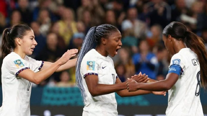 Kadidiatou Diani cÃ©lÃ¨bre ses buts contre le Panama avec ses coÃ©quipiÃ¨res