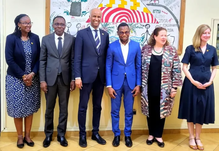 L'Honorable Ahmed HUSSEN, Ministre du DÃ©veloppement International du Canada et le Ministre de la SantÃ© bÃ©ninois, le Professeur Benjamin HOUNKPATIN