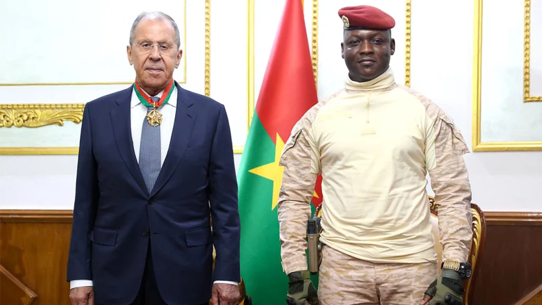 SergueÃ¯ Lavrov avec le prÃ©sident du Burkina Faso Ibrahim Traore. Service de presse du ministÃ¨re russe des Affaires Ã©trangÃ¨res