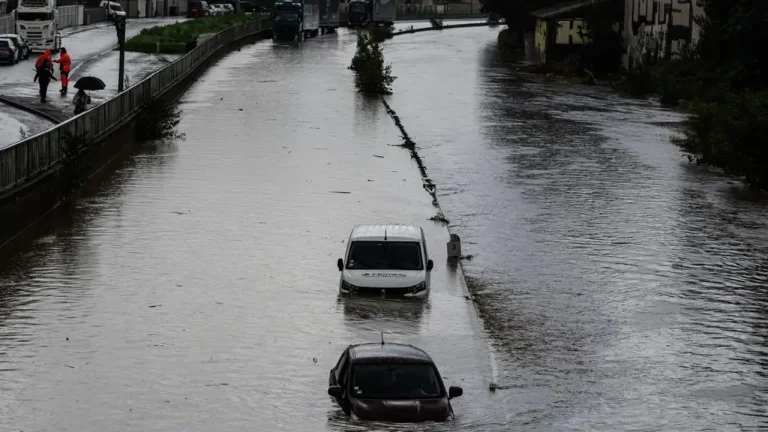 France: des évacuations à  Nice après le débordement du fleuve Magnan