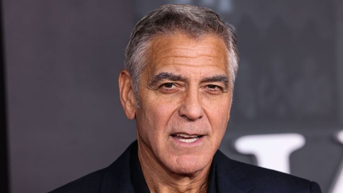 075-collin-losangel251112-npeq4-695542da0504f164895050.jpg George Clooney a obtenu la nationalité française sur demande du gouvernement au nom de son "action émérite au rayonnement de la France"
