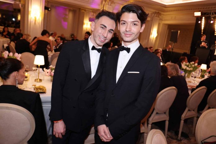 ABACA_984501_069-scaled.jpg Jordan de Luxe en couple : le chroniqueur de "TBT9" prend la pose aux côtés de son chéri pour la première fois