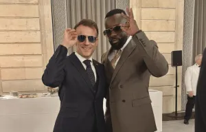 Emmanuel Macron et Gims posent en costumes et lunettes de soleil à la Fashion Week