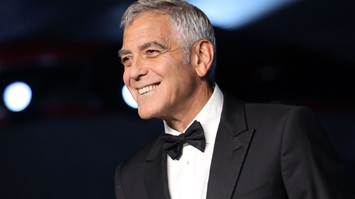 la star américaine est "très impliquée" dans sa commune du Var, selon une rédactrice en chef de "Paris Match"