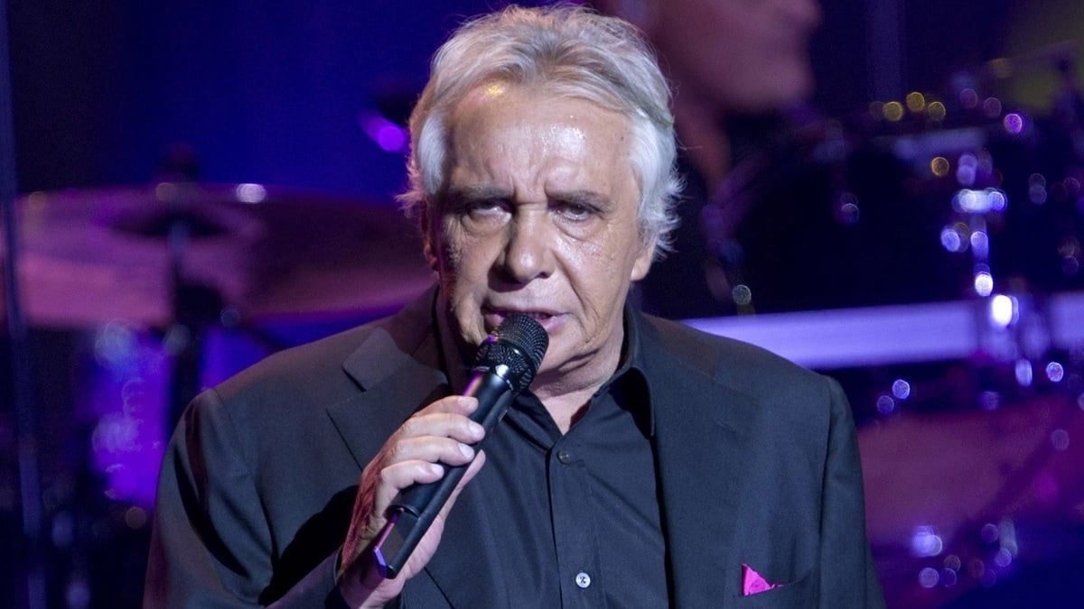 Michel Sardou (79 ans) charmé par la mini-jupe et les cuissardes d&rsquo;une chanteuse