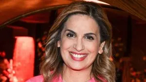 Sonia Mabrouk sublime à 45 ans avec un carré wavy qui la rajeunit