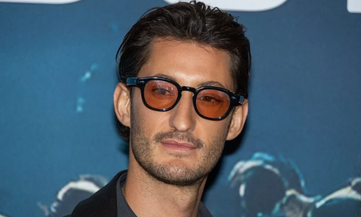 Un mouchoir usagé de Pierre Niney sur eBay dépasse 90 000€