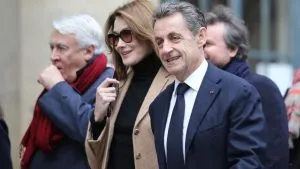Carla Bruni en parenthèse « dolce vita » au Cap Nègre avec sa famille