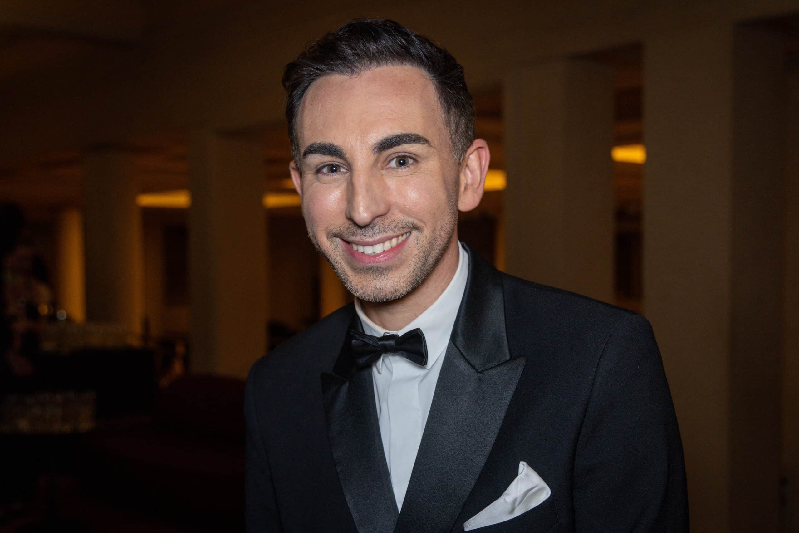 L’intervieweur star, Jordan de Luxe, débarque officiellement sur W9 avec sa propre émission, Le Jet de Luxe
