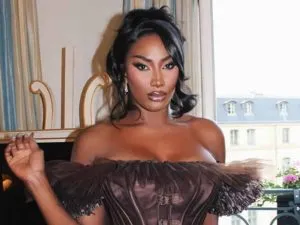 Aya Nakamura qualifiée d&rsquo;« énorme chanteuse malienne » par un chroniqueur de Pascal Praud