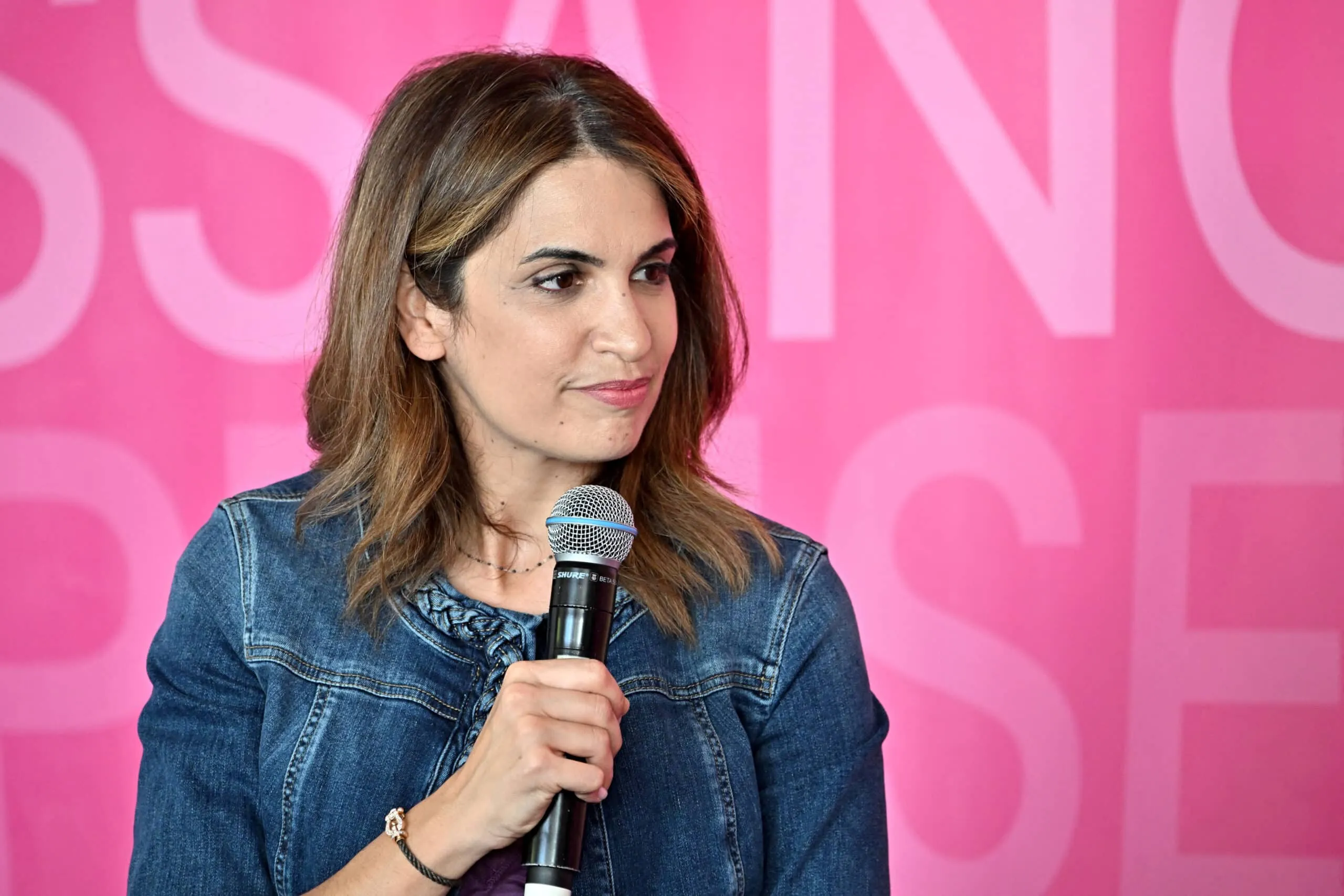 Sonia Mabrouk enceinte à 48 ans, absente de l&rsquo;antenne de CNews