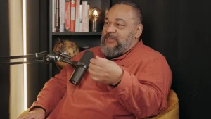 Dieudonné, humoriste controversé et condamné, fustige son “bracelet électronique”