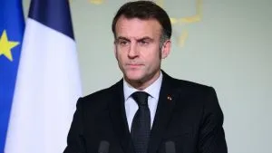 Emmanuel Macron propose une peine d&rsquo;inéligibilité obligatoire pour les élus auteurs de propos racistes et antisémites
