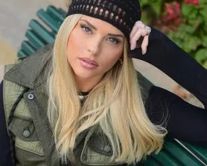 Kelly Vedovelli publie de nouvelles photos de son baby bump