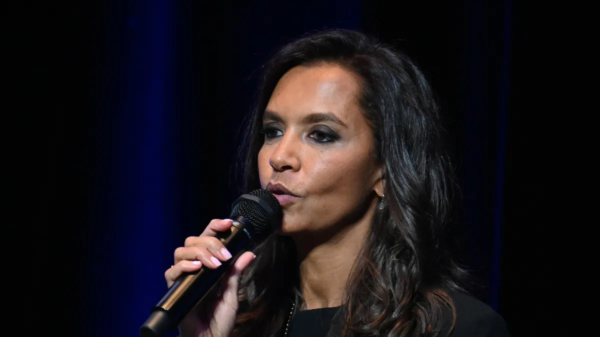 Karine Le Marchand pointée du doigt pour son rapport à sa couleur de peau