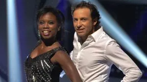 Philippe Candeloro torse nu aux côtés de Surya Bonaly lors d&rsquo;une exhibition