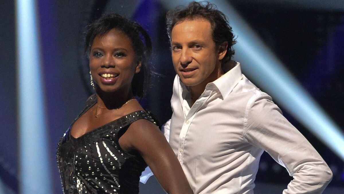 Philippe Candeloro torse nu aux côtés de Surya Bonaly lors d&rsquo;une exhibition