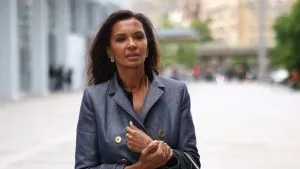 Karine Le Marchand avec une valise pleine de médicaments après un bilan de santé inquiétant