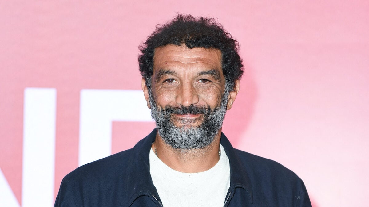 Ramzy Bedia prononce « On la connaît ta Roumaine » lors d&rsquo;un épisode avec Bigflo