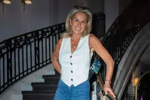 Caroline Margeridon révèle que la production lui impose des tenues estivales pour Affaire conclue