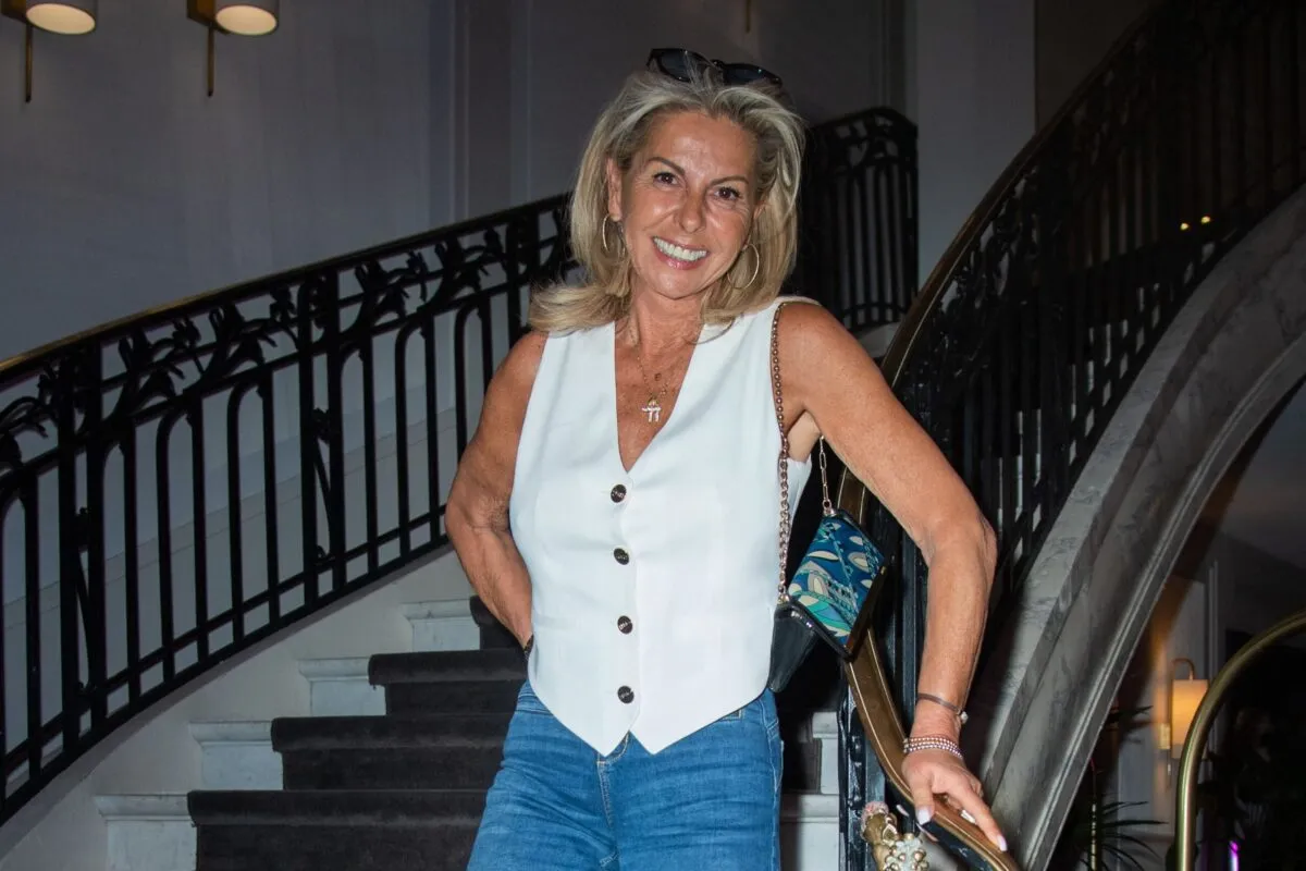 Caroline Margeridon révèle que la production lui impose des tenues estivales pour Affaire conclue