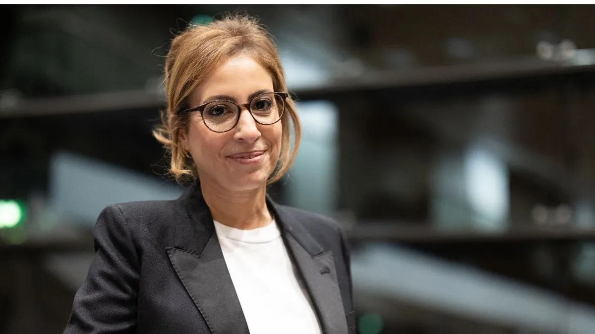 Après la « lichette de vodka », Léa Salamé montre qu&rsquo;elle se brosse systématiquement les dents avant son JT de 20h