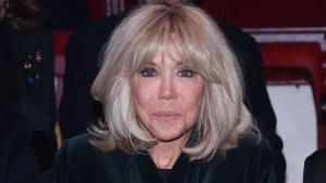 "Elle est avec moi tous les jours", cette bague au doigt qui n'est pas celle de son mari