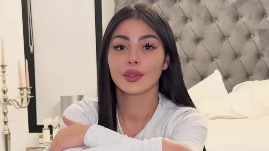 “Très faux cul”, furax, l'influenceuse met les points sur les i