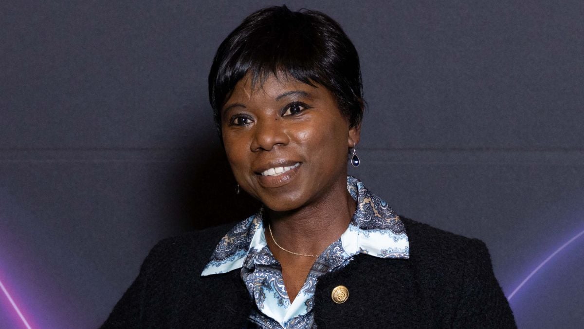 Surya Bonaly au défilé Chanel : coupe garçonne et jupe fendue