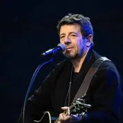 "Il m'a volé ma première fois" : une présumée victime de Patrick Bruel sort du silence après le dépôt d’une plainte pour viol