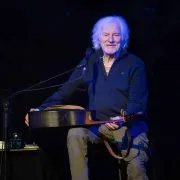 "Ils disent que je suis mort" : Hugues Aufray encore victime d’une rumeur morbide