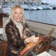 "Je vais te détruire" : Loana, le terrible SMS que lui aurait envoyé Sophie avant sa mort