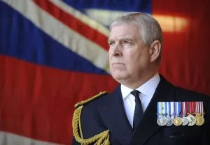 Arrestation d’Andrew Moutbatten-Windsor : une photo de sa libération connaît un buzz mondial, son vrai visage révélé