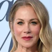 Christina Applegate : l’actrice de 54 ans hospitalisée depuis des semaines, dans le plus grand des secrets à Los Angeles