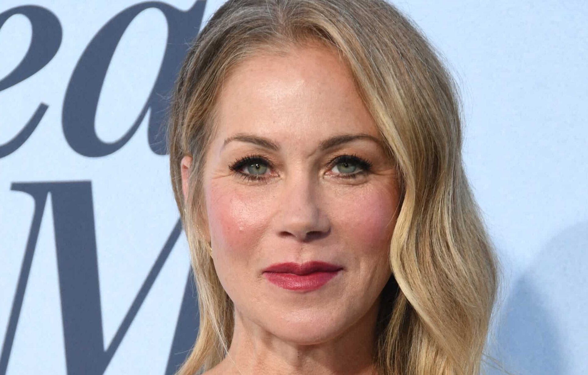 Christina Applegate : l’actrice de 54 ans hospitalisée depuis des semaines, dans le plus grand des secrets à Los Angeles