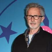 Thierry Lhermitte : entre les volcans et les chevaux, il s’est « isolé » en mode « survivaliste » dans le Cantal