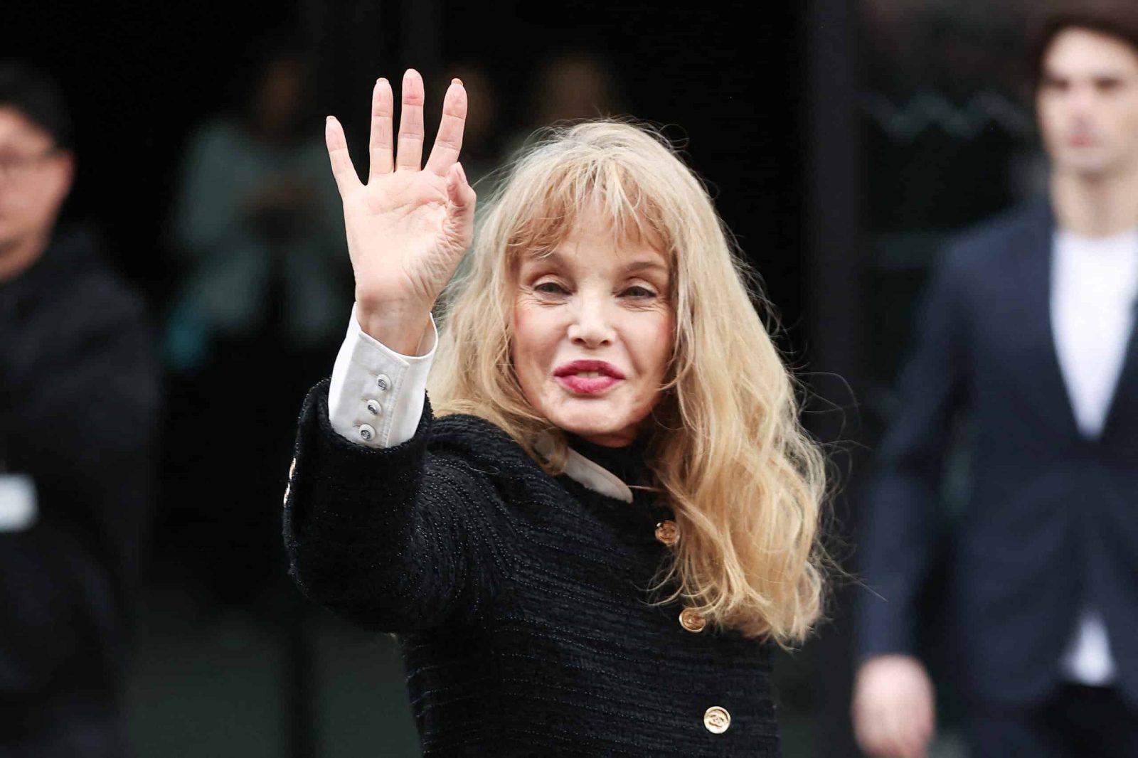 Arielle Dombasle : palais et maison d’architecte au Maroc, mas provençal, 350 m² à Saint-Germain… le large capital immobilier qu’elle a avec BHL