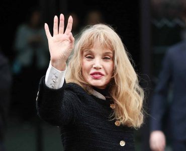 Arielle Dombasle : palais et maison d’architecte au Maroc, mas provençal, 350 m² à Saint-Germain… le large capital immobilier qu’elle a avec BHL