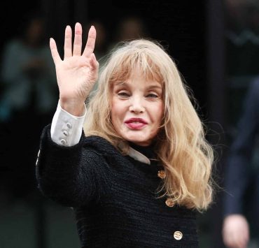 Arielle Dombasle : palais et maison d’architecte au Maroc, mas provençal, 350 m² à Saint-Germain… le large capital immobilier qu’elle a avec BHL