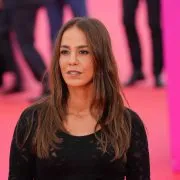 Alice Belaïdi virée d’un film après avoir dénoncé un célèbre acteur : "On ne me colle pas son sexe sur la cuisse sans me demander mon avis"