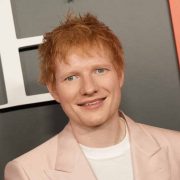 Ed Sheeran dévoile une tête rasée et révèle avoir souffert d'un zona