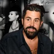 Artus : avant d’habiter Paris, il a passé quelques années en Suisse, dans la plus grande ville de langue italienne