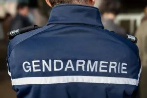 Un couple de septuagénaires retrouvé mort à son domicile dans les Ardennes : leur petite-fille de 15 ans et son petit ami avouent le double meurtre