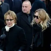 "Elle a fait tomber une tasse…" : Nathalie Baye, le parrain de Laura Smet raconte les derniers jours avant sa mort